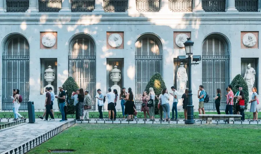 people waiting to enter to the prado